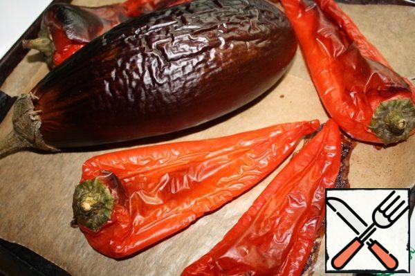 Bake eggplant and pepper. Pierce the eggplants with a knife.
I baked for about 45 minutes at a temperature of 200 degrees.