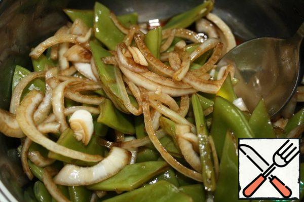 Mix onion and garlic with warm beans.