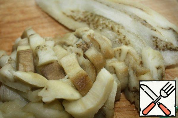 Peel the eggplant and cut into strips.