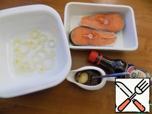 I got a dish of 2 pieces ~ 200 g of fish. Rinse, dry with a paper towel. The form in which the fish will be baked with vegetables, lubricate with olive oil, which can be replaced with sunflower. Cut the onion into rings and put it on the bottom of the mold. Pour soy sauce, olive oil, honey and mustard into the saucepan. Link. The dish was cooked completely without salt. For those who can not do without it, I advise you to salt with sea salt or ordinary.

