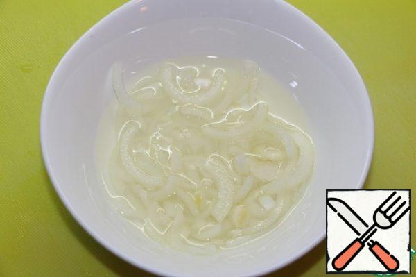 Onions cut into thin half-rings, scald, marinate for at least 20 minutes.