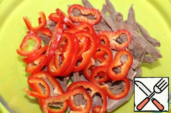 Pepper is also cut into thin slices or strips.
