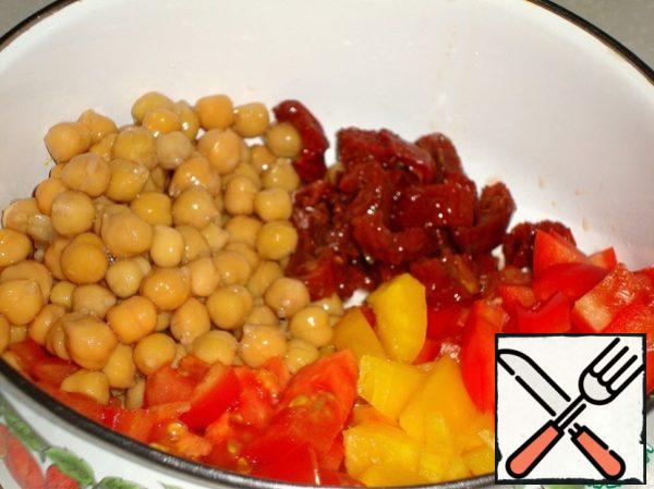 Cut fresh and dried tomatoes and bell peppers into cubes. Add chickpeas. I used canned food.