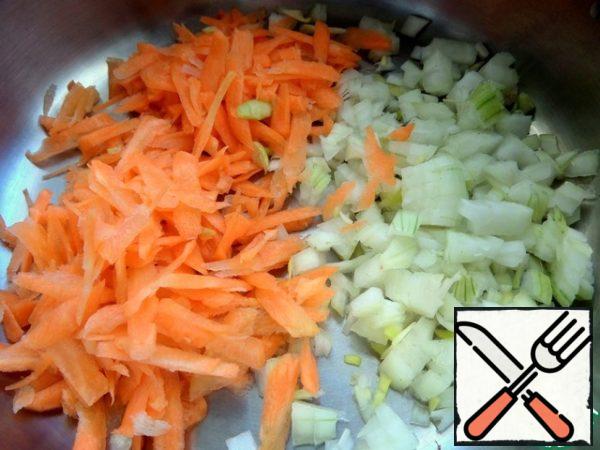 Onions chop. Pour carrots and onions in a pot with a thick bottom together with oil.