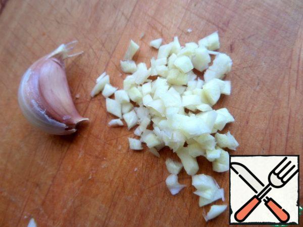 Chop the garlic finely.