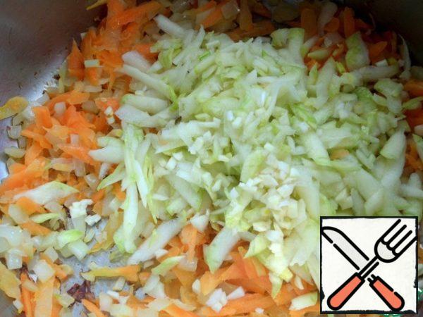 Pour together with the zucchini into a saucepan.
