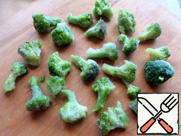 From broccoli separate small pieces or take frozen.