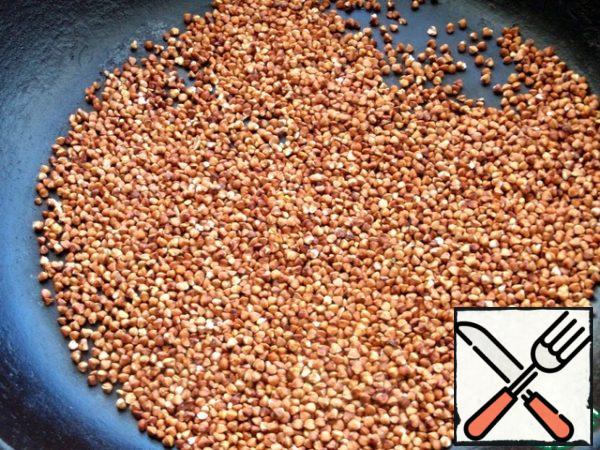 Pour buckwheat into a dry frying pan.
