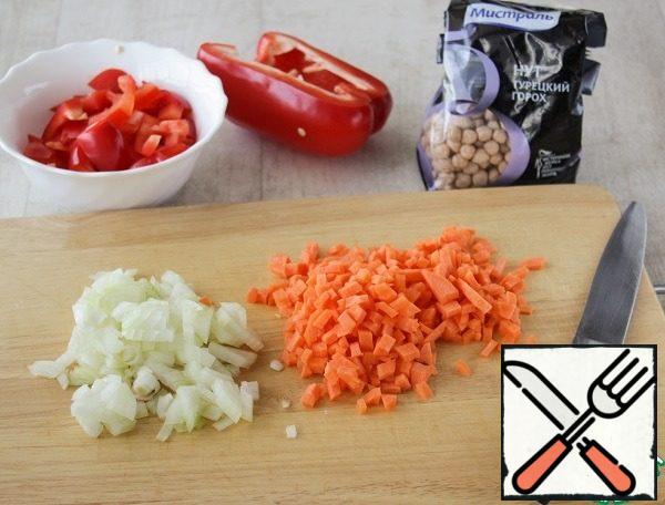 Cut onions, carrots and red pepper into small pieces.