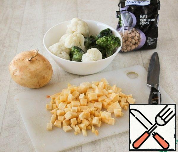 Wash turnips, peel, cut into cubes. Broccoli and cauliflower are divided into inflorescences.

