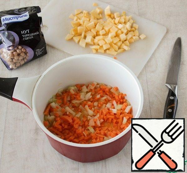 In a thick-walled saucepan, heat olive oil, fry onions until transparent, add carrots, add turnips, fry for 5 minutes, stirring constantly with a wooden spatula/spoon.