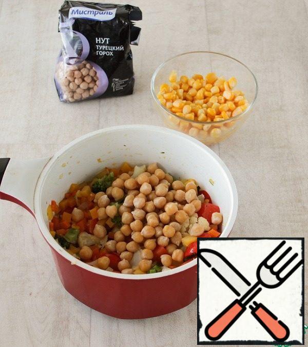 Add broccoli and cauliflower to the vegetables, simmer for 5 minutes, then add chickpeas and corn, cook all together for 5 minutes, not forgetting to stir. Then pour boiling water, add salt, add curry and bring to readiness. Cover the pan with a towel and let the soup brew.
