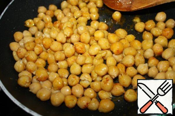 Heat 2 tablespoons of oil, add turmeric, paprika and chickpeas.
Fry everything until golden brown.