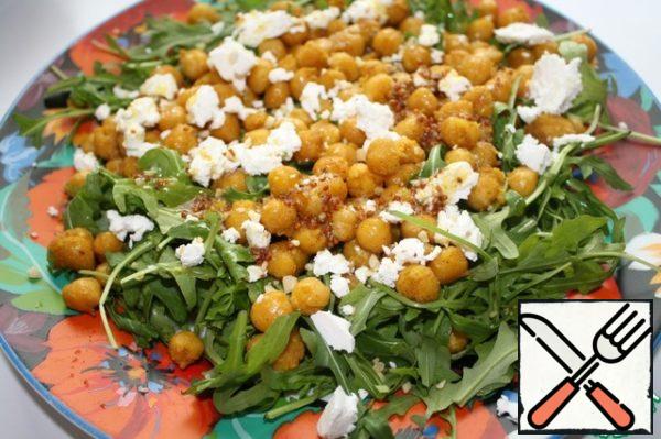 Crumble the feta, sprinkle with nuts and pour over the dressing.
You can add fresh tomatoes to this salad, it will also be very tasty.