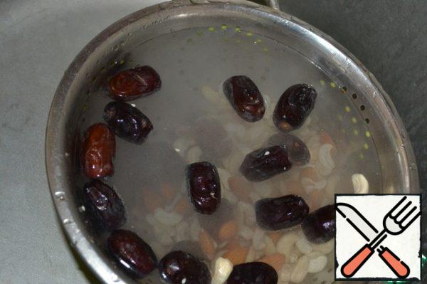 Dates and nuts should be well washed, soak for 30 minutes in warm water, changing the water several times. Then drain the water.