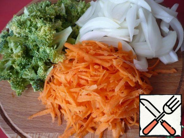 Peel and grate the carrots. Finely chop the broccoli. Onions cut into strips.
