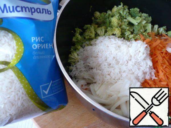 Fold the carrots in a large saucepan, add onions, rice and broccoli.