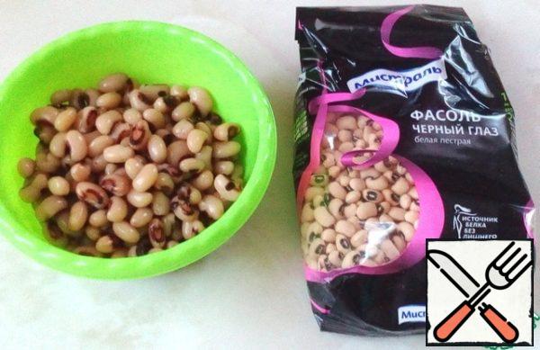 I have Beans do not require pre-soaking. Place the washed beans in a saucepan and pour 250 ml of water. Bring to a boil, cook on high heat for 10 minutes, then reduce the heat and cook on low heat for one and a half to two hours. Add salt at the end of cooking, as it slows down the cooking process. For salad beans cool down.