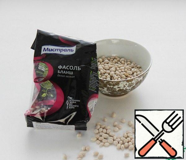 Before cooking, soak the beans for 4 hours, then rinse it, pour water in a ratio of 1 to 5 and cook until tender.
