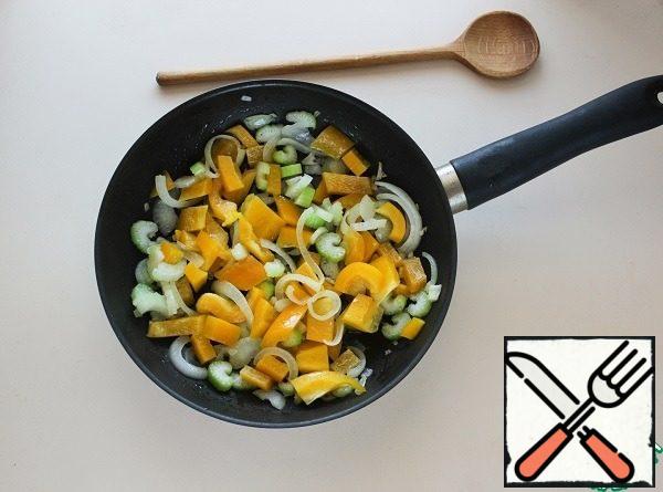 In a frying pan with heated vegetable oil, lightly fry the chopped garlic, add the chopped vegetables and stew until half-cooked.