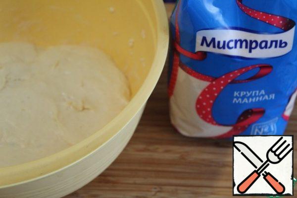 In warm water, dissolve the sugar, yeast, add flour with baking powder, add salt and knead the dough.
The dough is sticky-do not add flour.
Cover and set for 1.5 hours in a warm place.