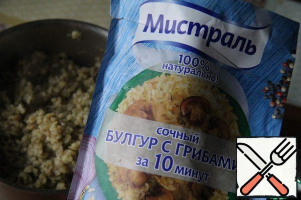 Prepare a glass of this mixture (or simple bulgur), as it is written on the package, or to taste.
