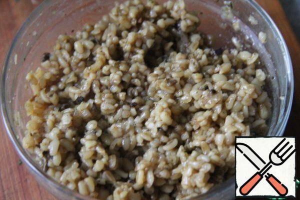 Mix the bulgur with the marinade and leave for 30 minutes.