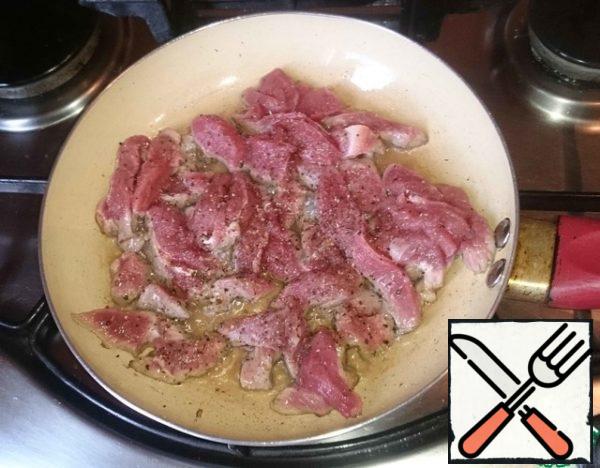 Cut the lamb into thin strips, salt, pepper and fry in a small amount of vegetable oil.
I think if you add a little garlic-also does not hurt.