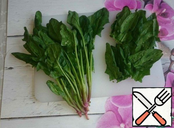 Wash the spinach, clean from hard feet, let the water drain. If there's no fresh spinach, frozen spinach will do.
