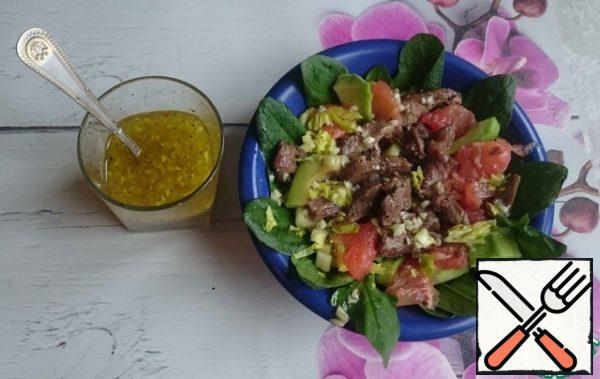 We choose our salad. You can carefully mix all the ingredients in a separate bowl and immediately prepare portioned dishes.
Mash the main avocado in mashed potatoes.
Before serving, whisk the dressing well again and add to our salad.