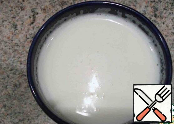 For milk jelly milk, combine with the second half of the specified amount of sugar, bring the mixture to a boil, adding vanillin.Milk cool, enter half of the prepared gelatin, cool the mixture to room temperature.