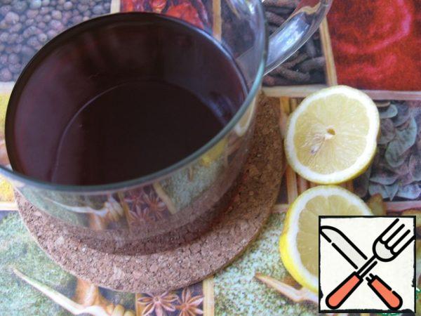 Add fresh lemon juice to the tea. Put 2-3 ice cubes in a glass, pour it for 4/5 tea, then add carbonated water.
Serve immediately.
Delicious, cool and refreshing!