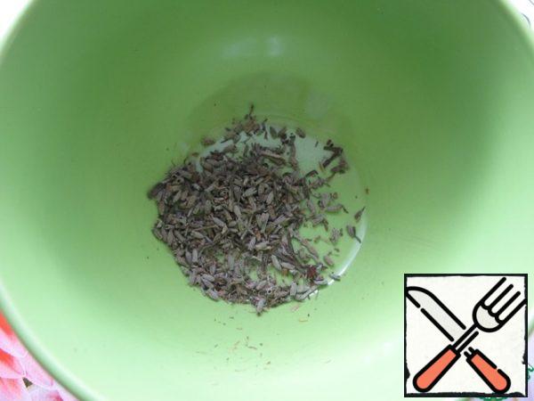 Measure 1 teaspoon of dried lavender flowers.
You can take more or less lavender because it is of different quality. In any case, it is better to breed these fragrant flowers than to overdo it with them.