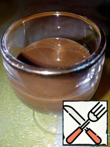 Carefully put the mixture in a glass, without staining the edges.