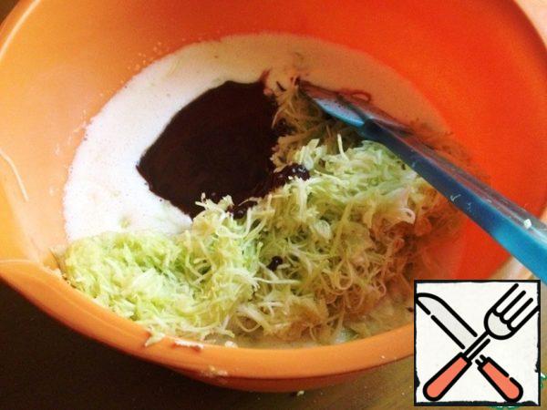 Pour in the egg mixture and mix with the zucchini and chocolate mixture.

