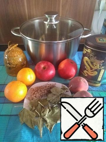 Ingredients that will be required for tea. I have peaches not very ripe, but tea is fine. The pot is five-liter, the water in it will be almost 4 liters.
You can experiment with dried herbs. It turns out very tasty with the cardamom.