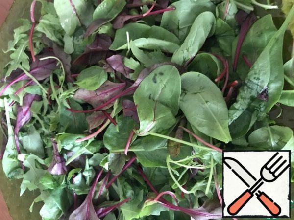 Take any mixture of lettuce leaves. If necessary, it should be rinsed and slightly dried.
