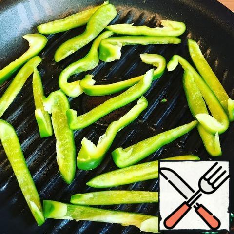 Bulgarian pepper wash, clean, cut into thin strips and also slightly fry in a pan grill.