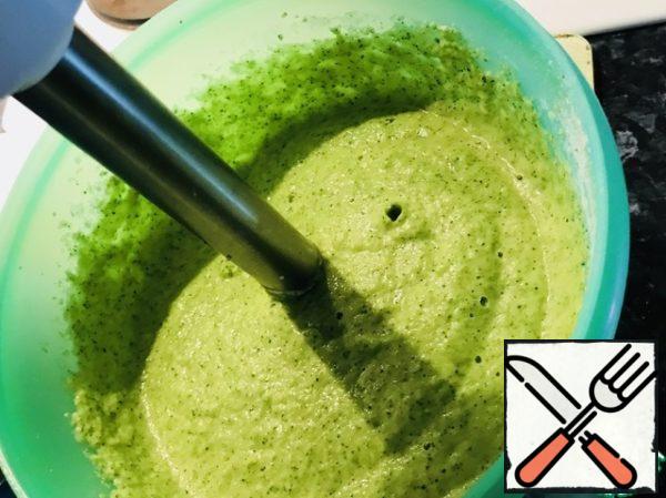 Broccoli boil 5-7 minutes, beat with a blender in a puree and gently add the eggs, salt, baking soda, flour and beat well again with a blender.