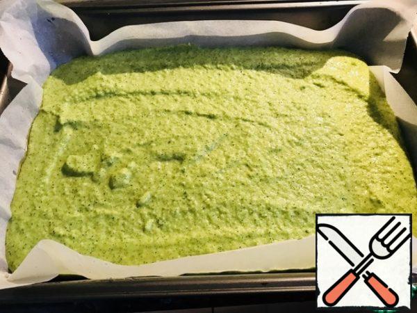 Oven on. Spread the baking paper on a baking sheet, grease with butter, put the broccoli puree, level, put in the oven for 20 minutes at 180 degrees.