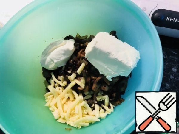 While the cake is baked prepare the filling. Mushrooms fry with onions in a pan, add salt and pepper (do not salt, we have hard cheese in the recipe) fry until the liquid evaporates.
The mushrooms and put in blender, add cheese, processed cheese, sour cream, salt, pepper to taste.