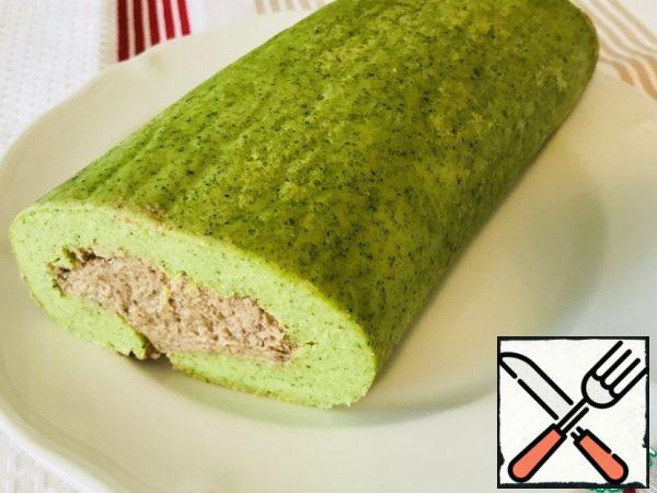 Here is a roll turned out, the paper is well removed, the roll holds its shape well, the mushroom filling is tender, you can cut it into portions perfectly.