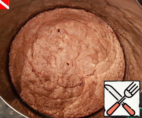 Bake in the form of 20 cm in diameter at 180 degrees for 20-25 minutes. Cool on a wire rack to room temperature. From forms do not remove.