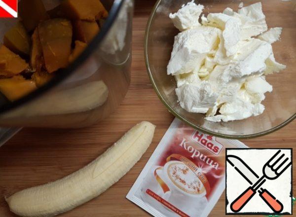 In a blender lay down their pieces of baked pumpkin and banana. Punch until smooth.