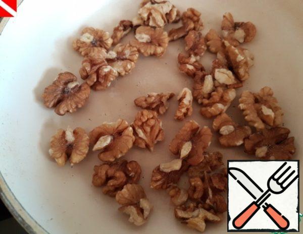 While the pumpkin is baking, you can cook brownies. Nuts - any (I have walnuts) wash, fry in a dry pan, chop.
