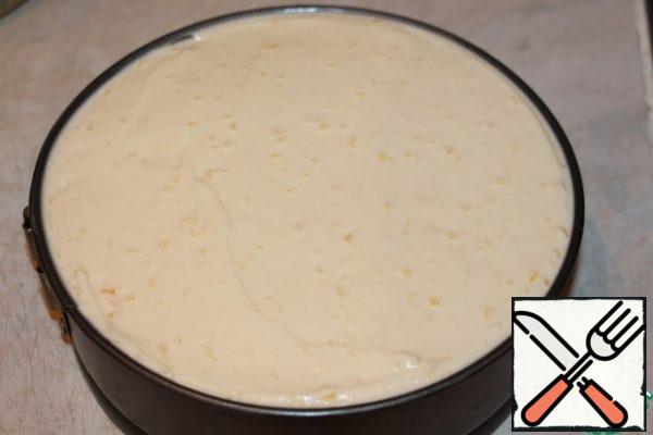 Pour the mass onto the cake and put it in the refrigerator for 4 hours to stabilize.
