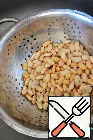 Beans throw in a colander. Let drain excess water.