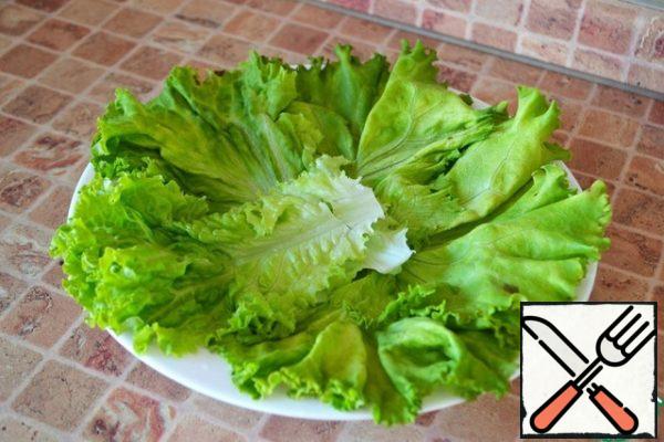 Put the lettuce leaves on a plate.
