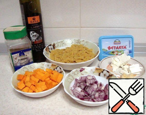 Prepare the necessary ingredients.
Peel onions, garlic and pumpkin.
Dice the onion and pumpkin, feta cheese and chop the garlic.