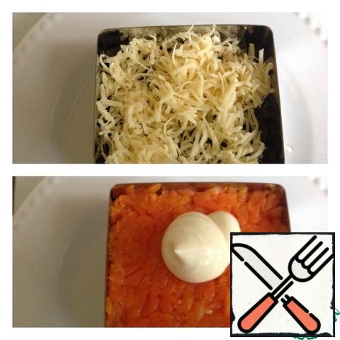 Cheese grate on a fine grater and put on sea cabbage, carrots grated on top of a large grater, and grease with mayonnaise. The final layer is beet grated on a large grater.